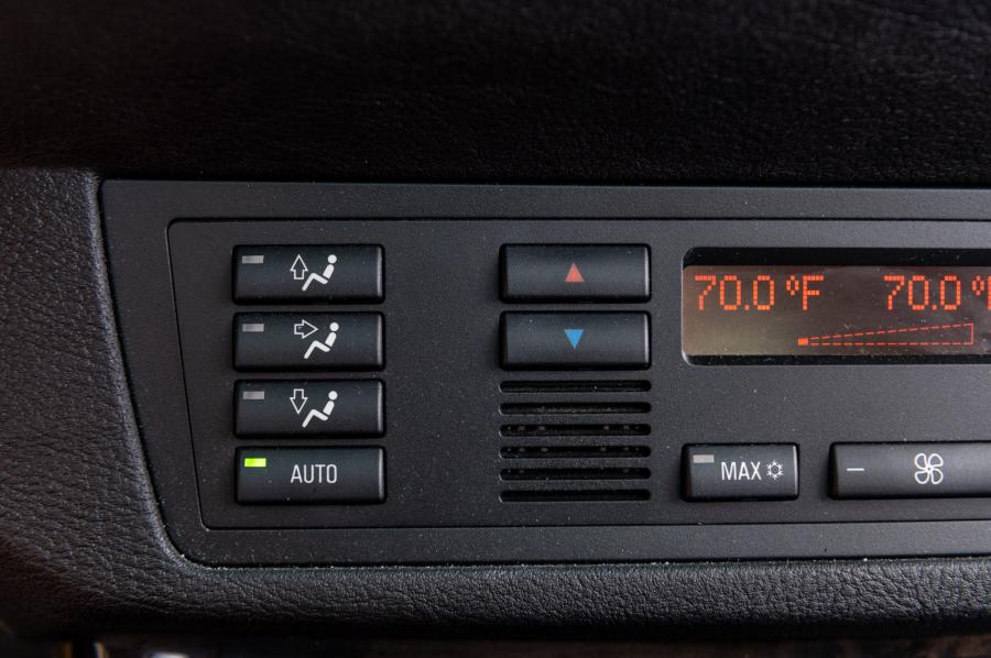 Детали интерьера BMW X5 4.8is (E53) 2004 года  (NA) (фото 55 из 104)